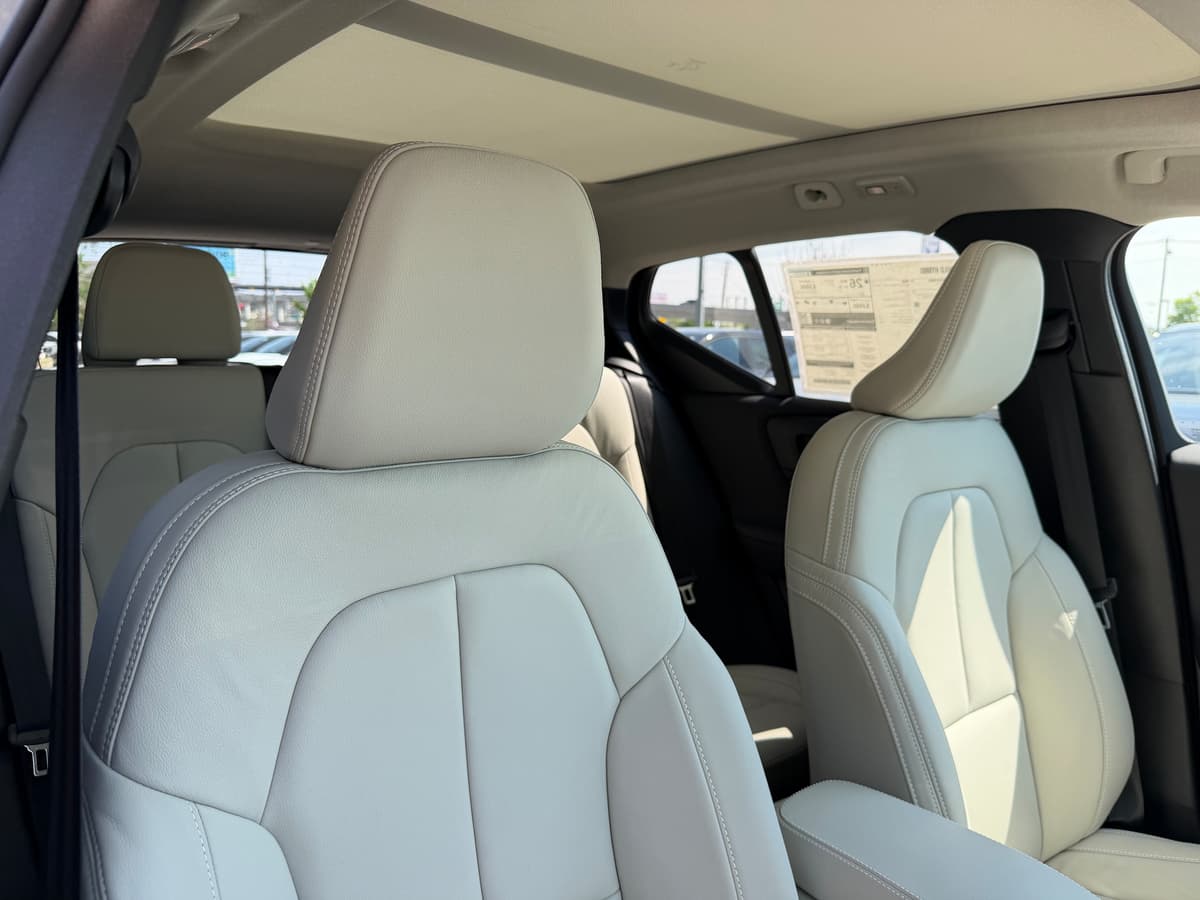 2026 Volvo XC40 - Image 9