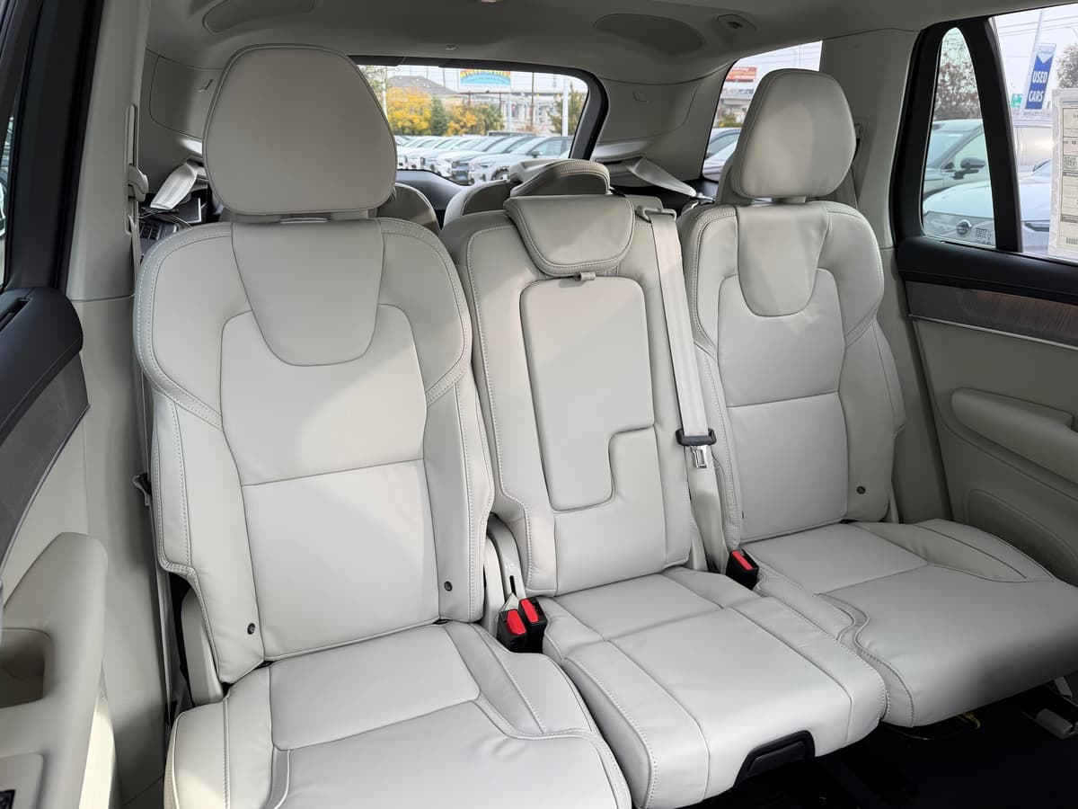 2026 Volvo XC90 plug-in hybrid - Image 10
