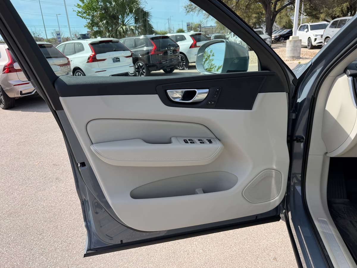 2023 Volvo XC60 - Image 22