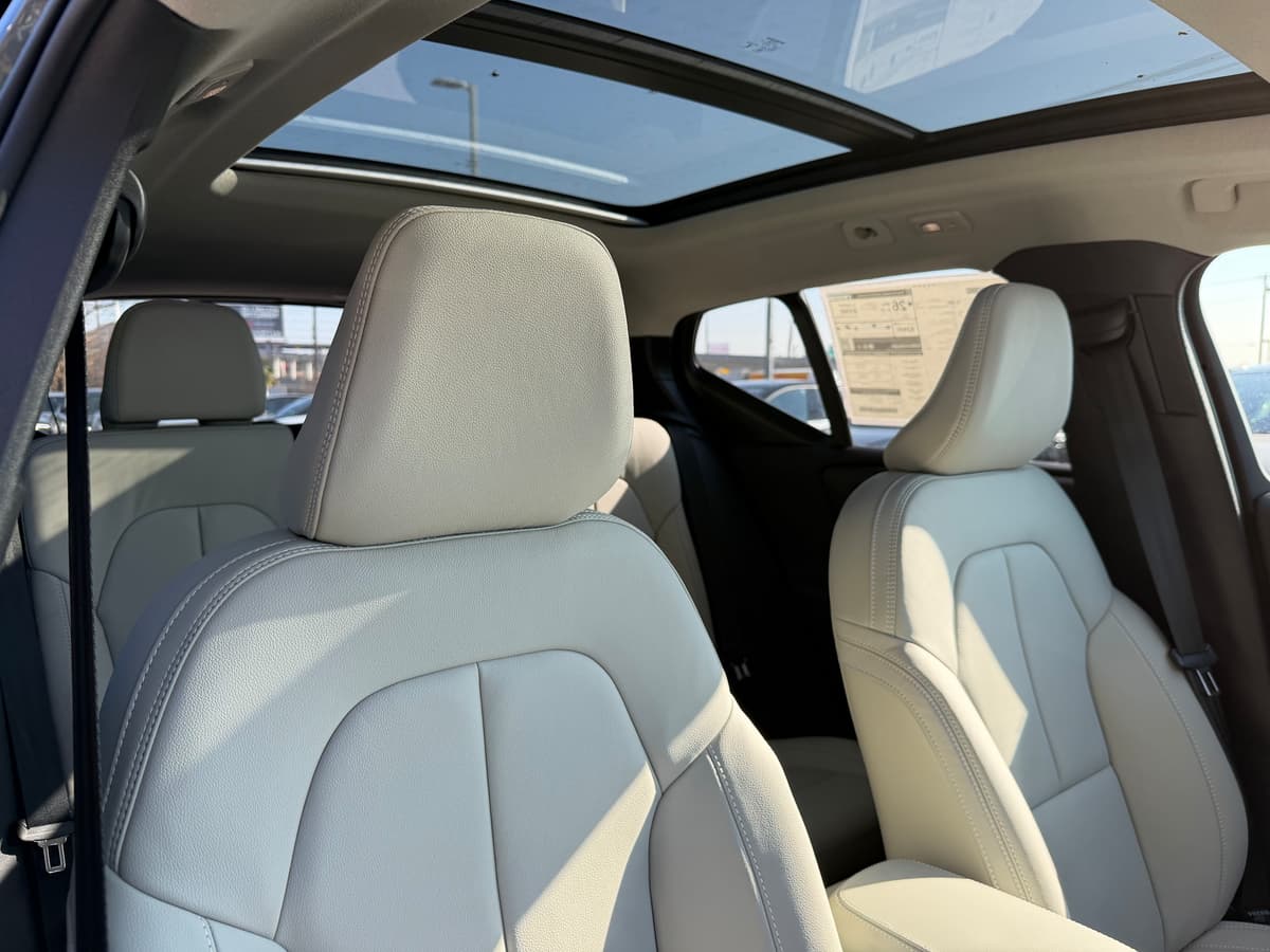 2026 Volvo XC40 - Image 9