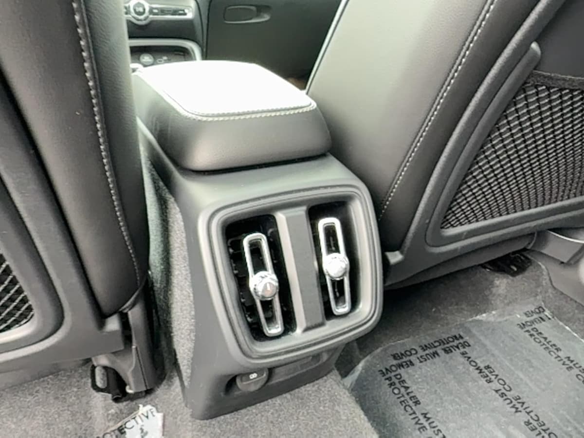 2024 Volvo XC40 - Image 15