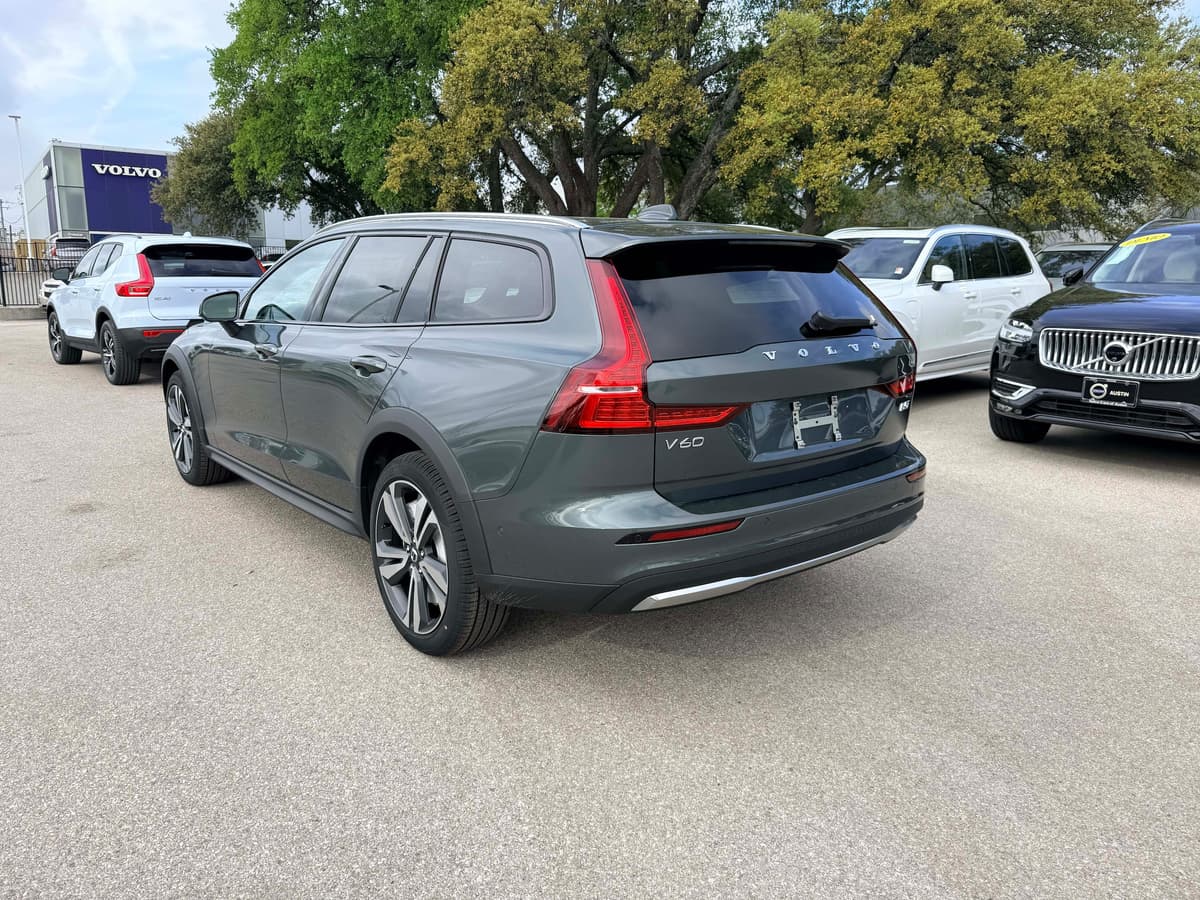 2026 Volvo V60 Cross Country - Image 4