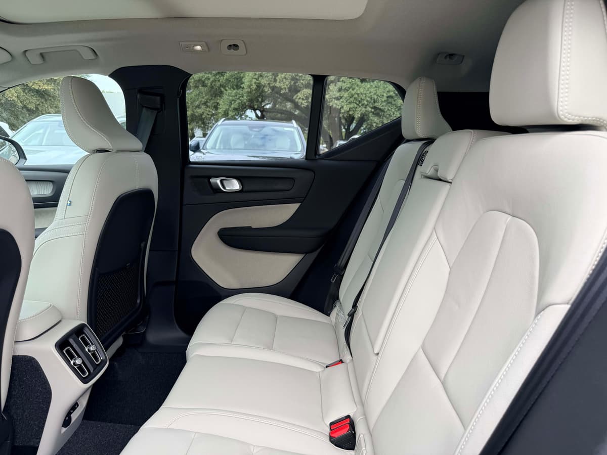 2026 Volvo XC40 - Image 15