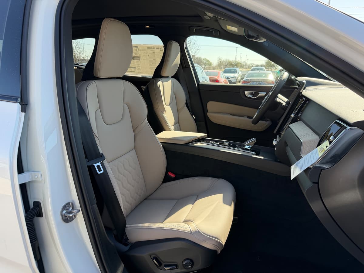 2026 Volvo XC60 plug-in hybrid - Image 6