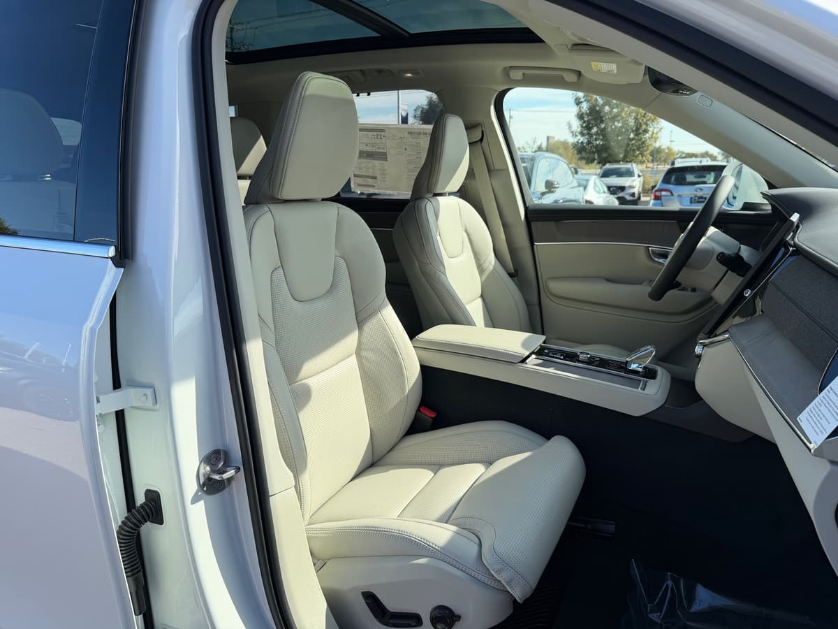 2026 Volvo XC90 - Image 8