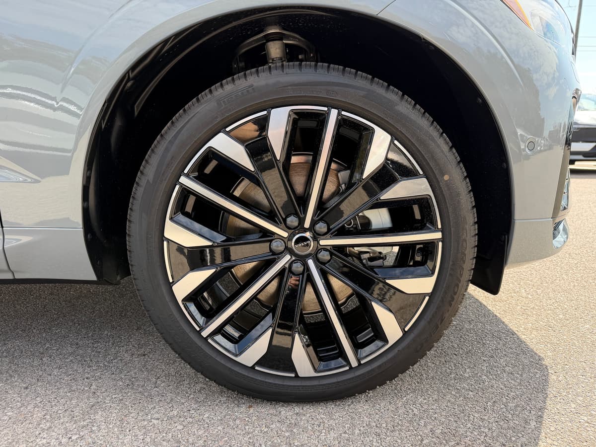 2026 Volvo XC60 plug-in hybrid - Image 7