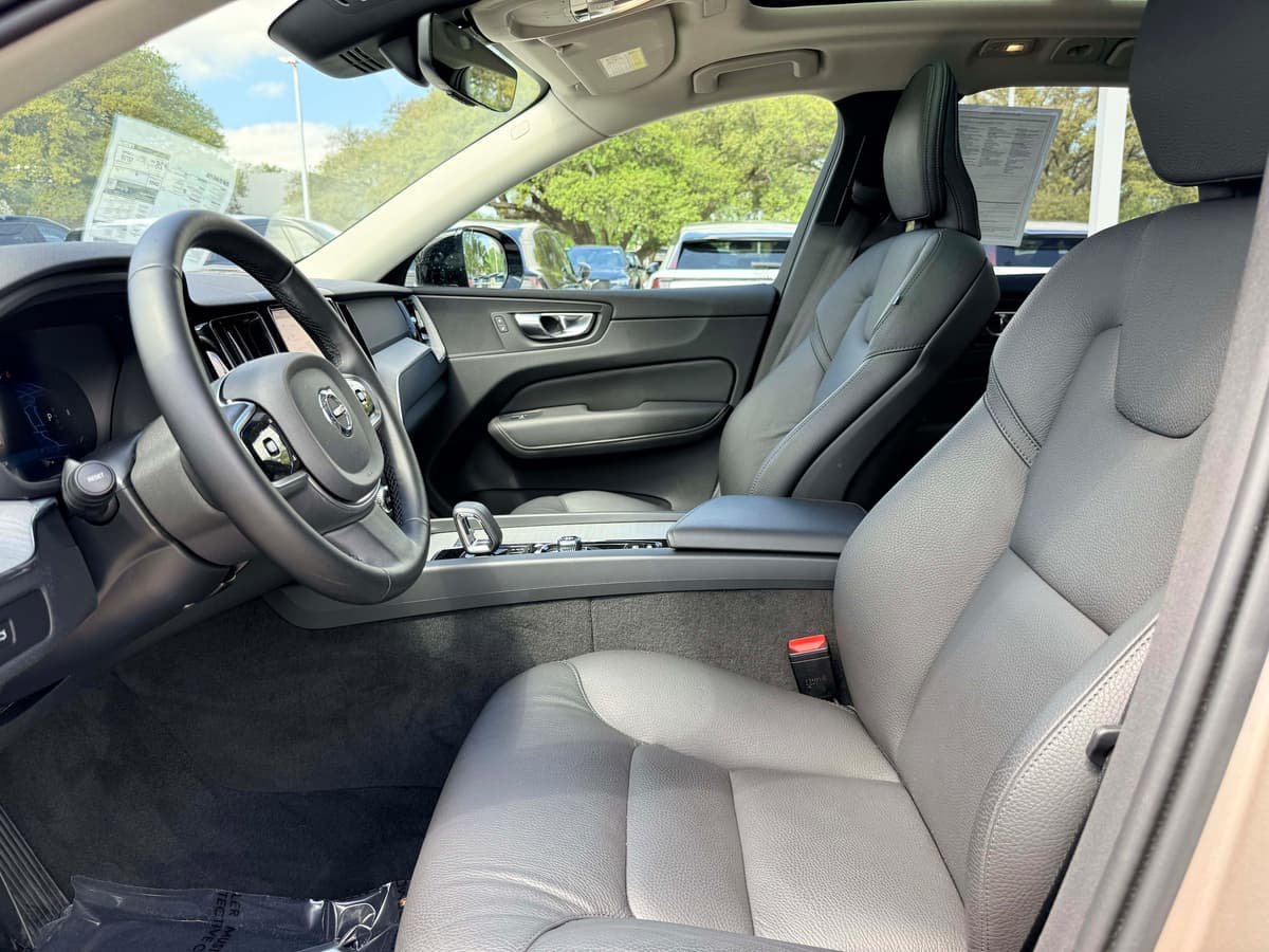 2025 Volvo XC60 - Image 12