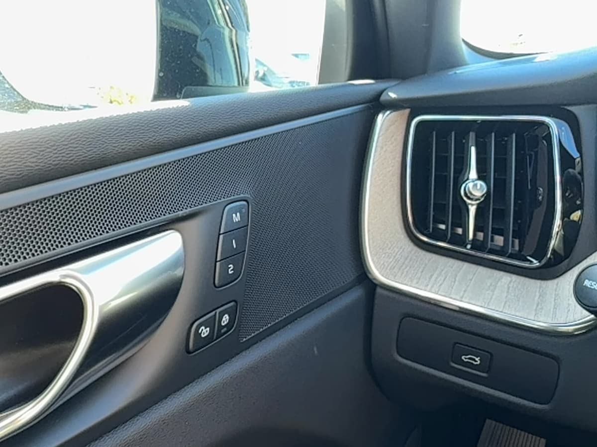 2026 Volvo XC60 - Image 18