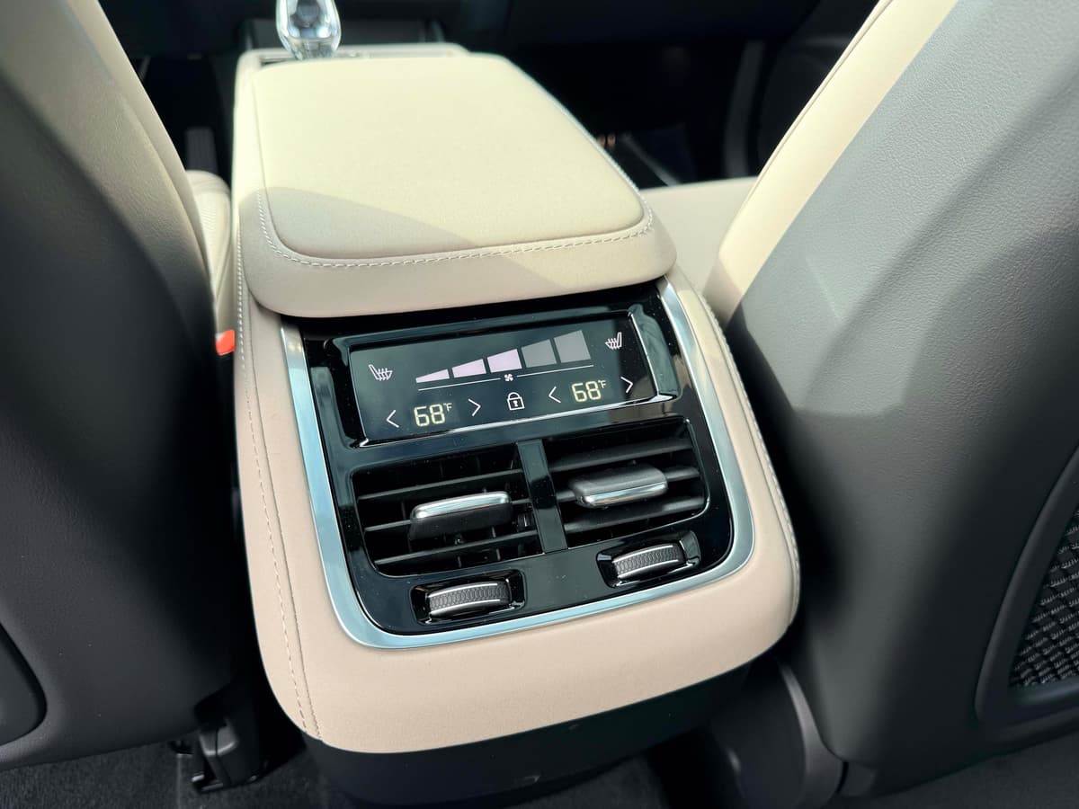 2026 Volvo XC90 - Image 17