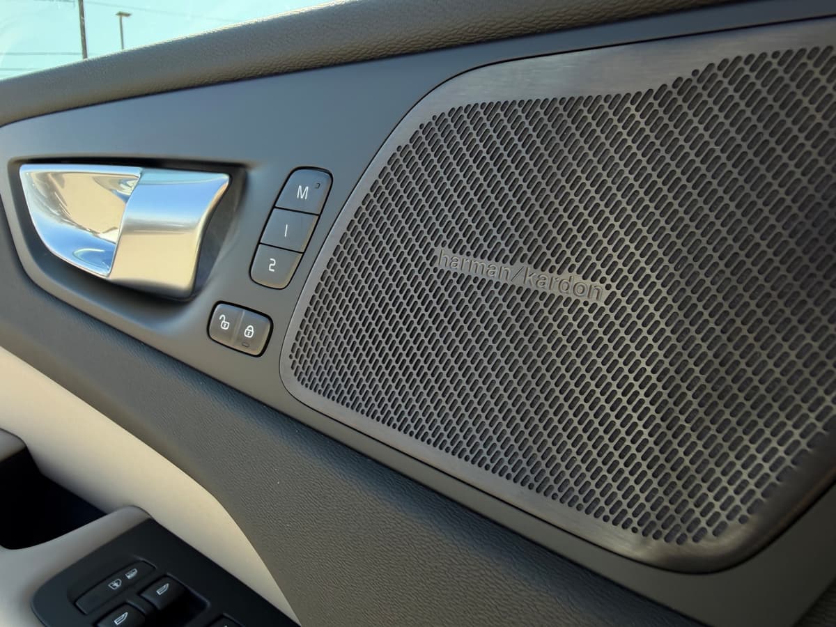 2026 Volvo XC60 plug-in hybrid - Image 16