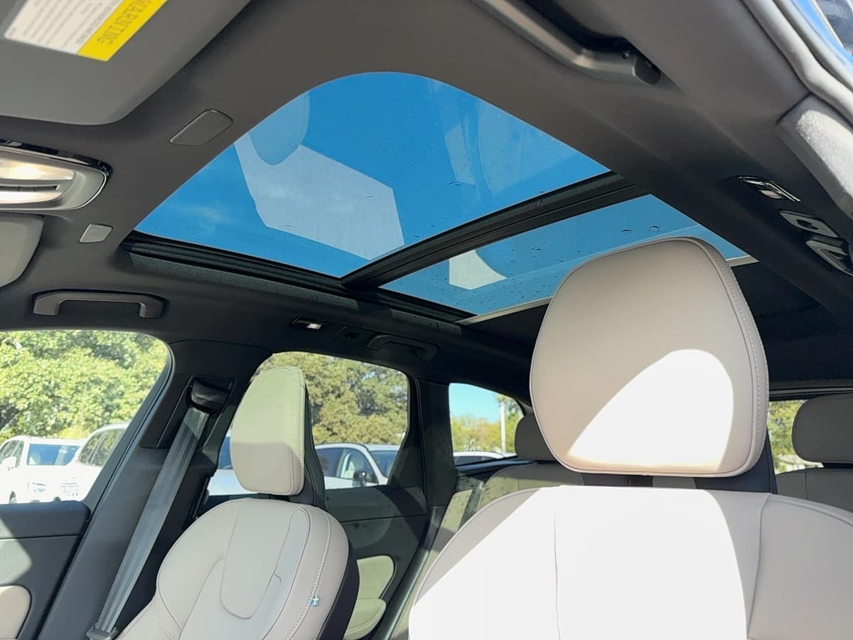 2026 Volvo XC60 - Image 13