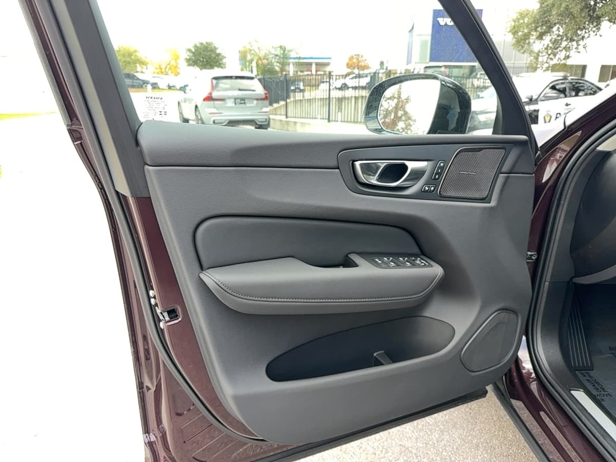 2026 Volvo XC60 - Image 10