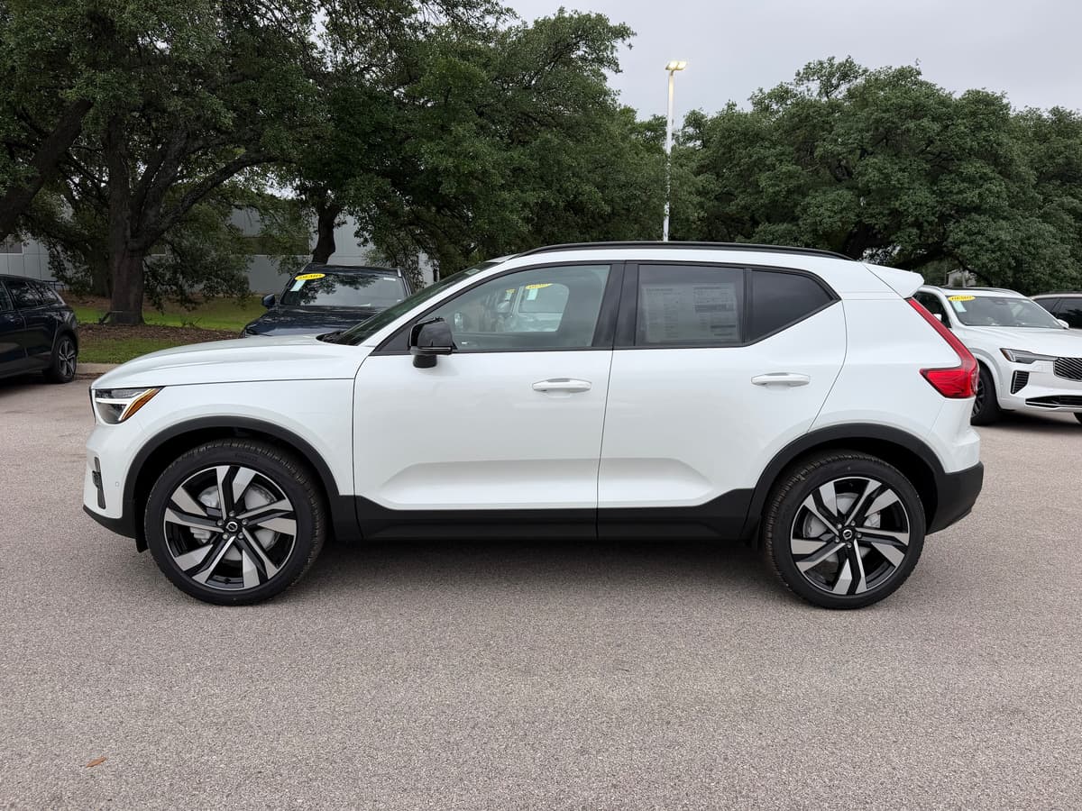2026 Volvo XC40 - Image 2