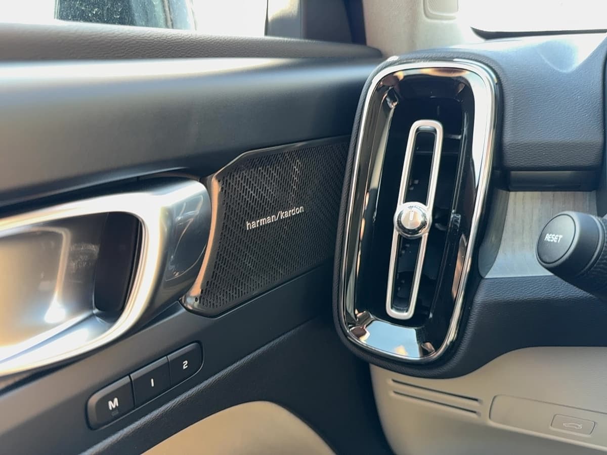 2026 Volvo XC40 - Image 16