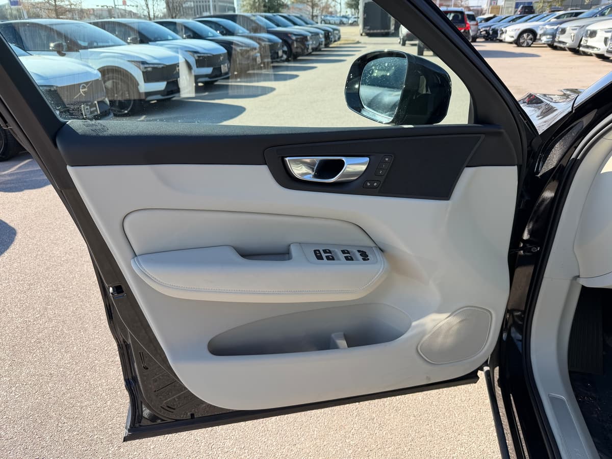 2024 Volvo XC60 plug-in hybrid - Image 16