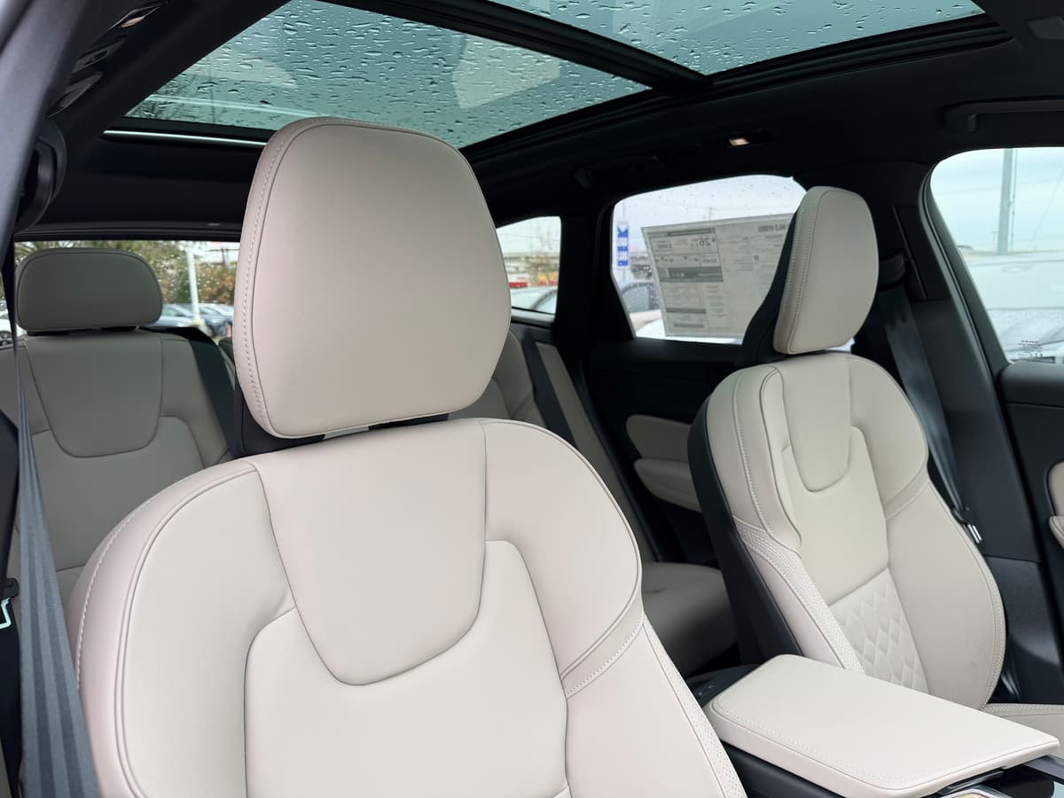 2026 Volvo XC60 - Image 9