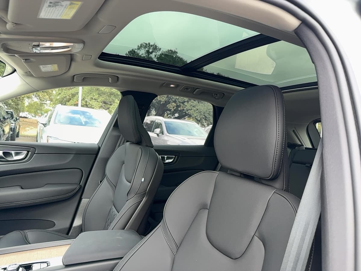 2026 Volvo XC60 - Image 13
