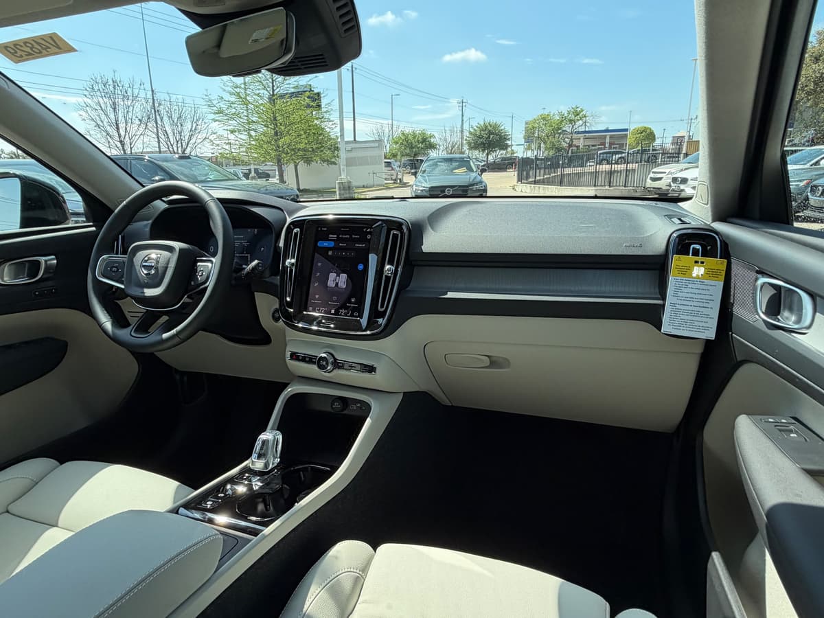 2026 Volvo XC40 - Image 10