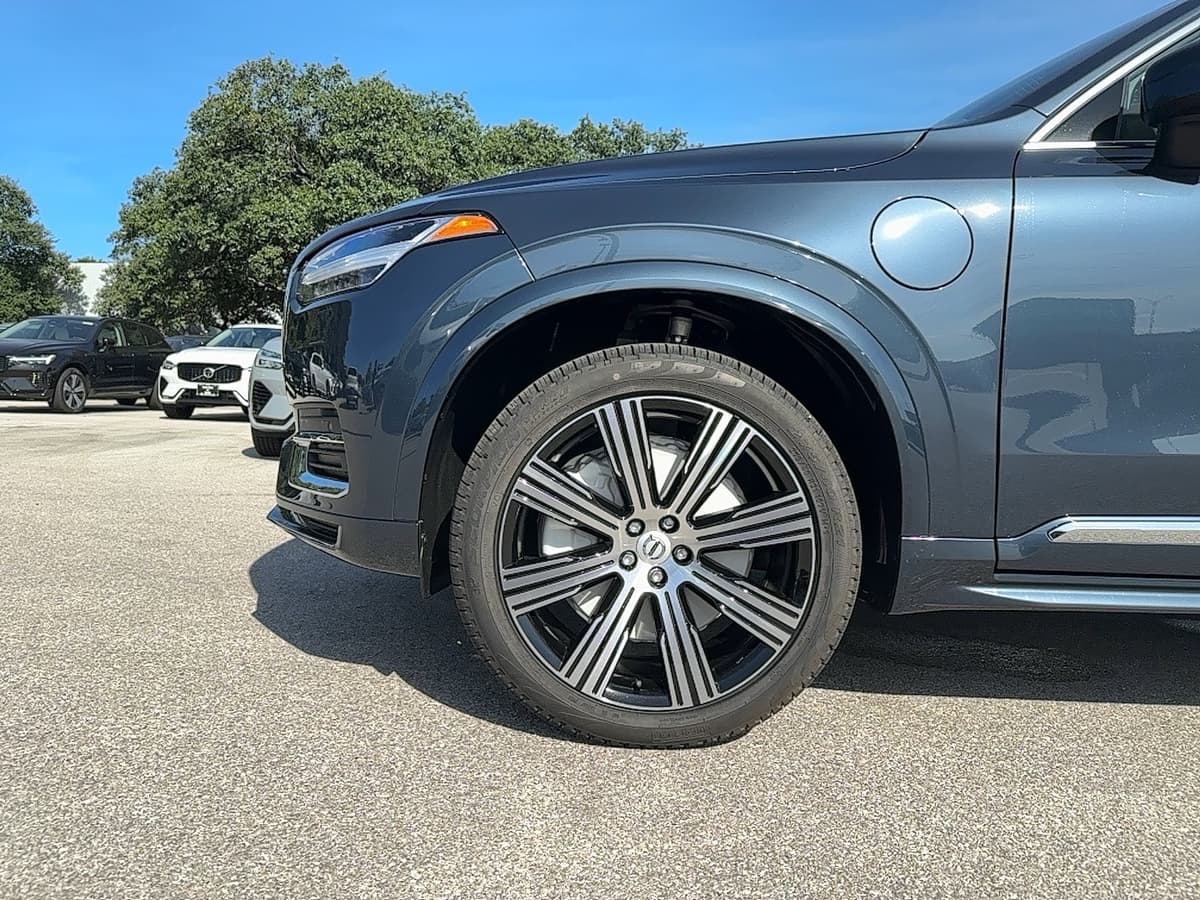 2025 Volvo XC90 plug-in hybrid - Image 10