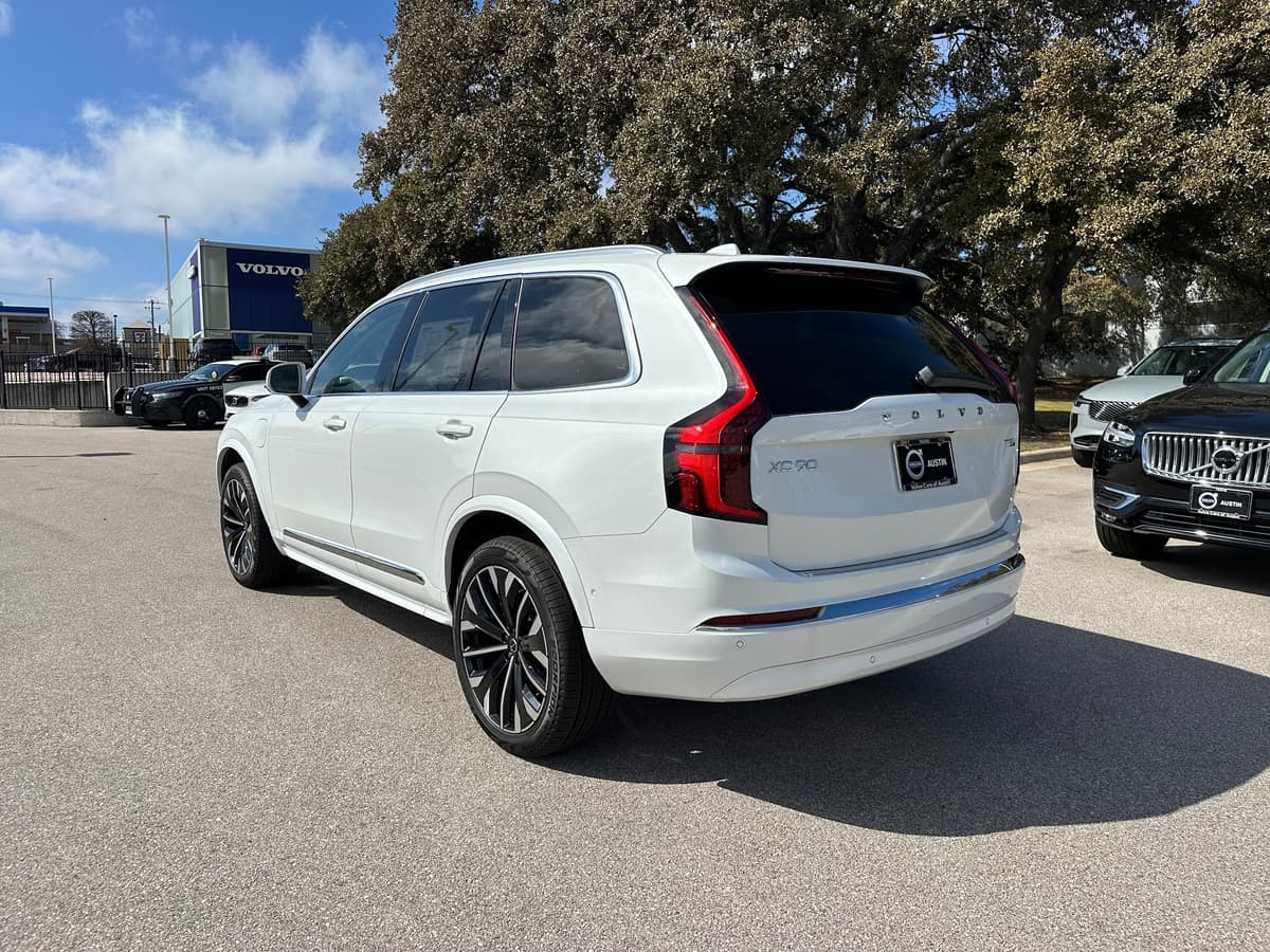 2025 Volvo XC90 plug-in hybrid - Image 4