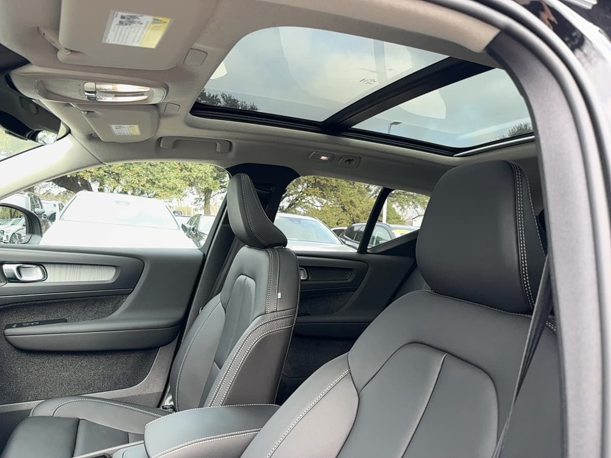 2026 Volvo XC40 - Image 13