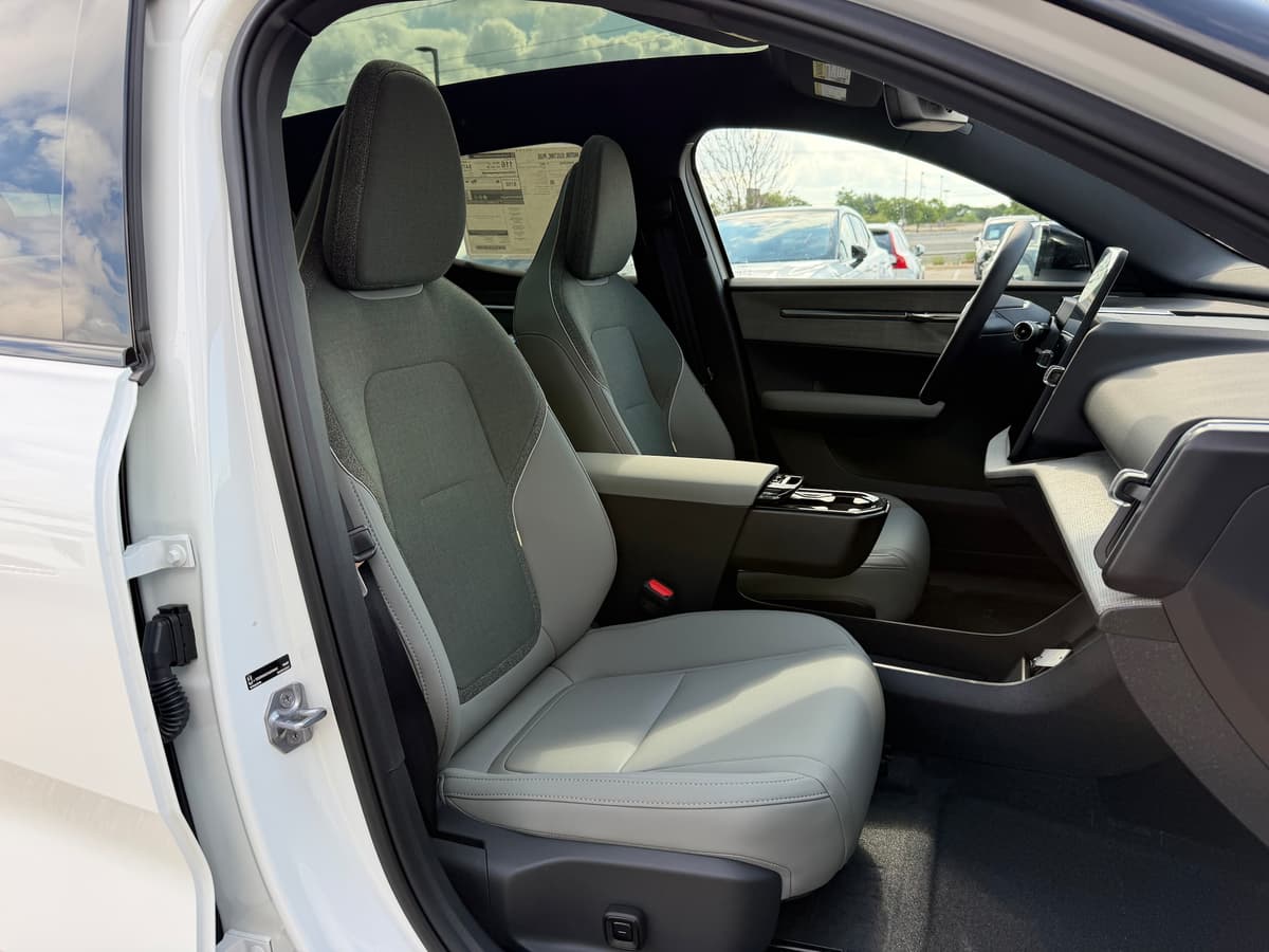 2026 Volvo EX30 - Image 8