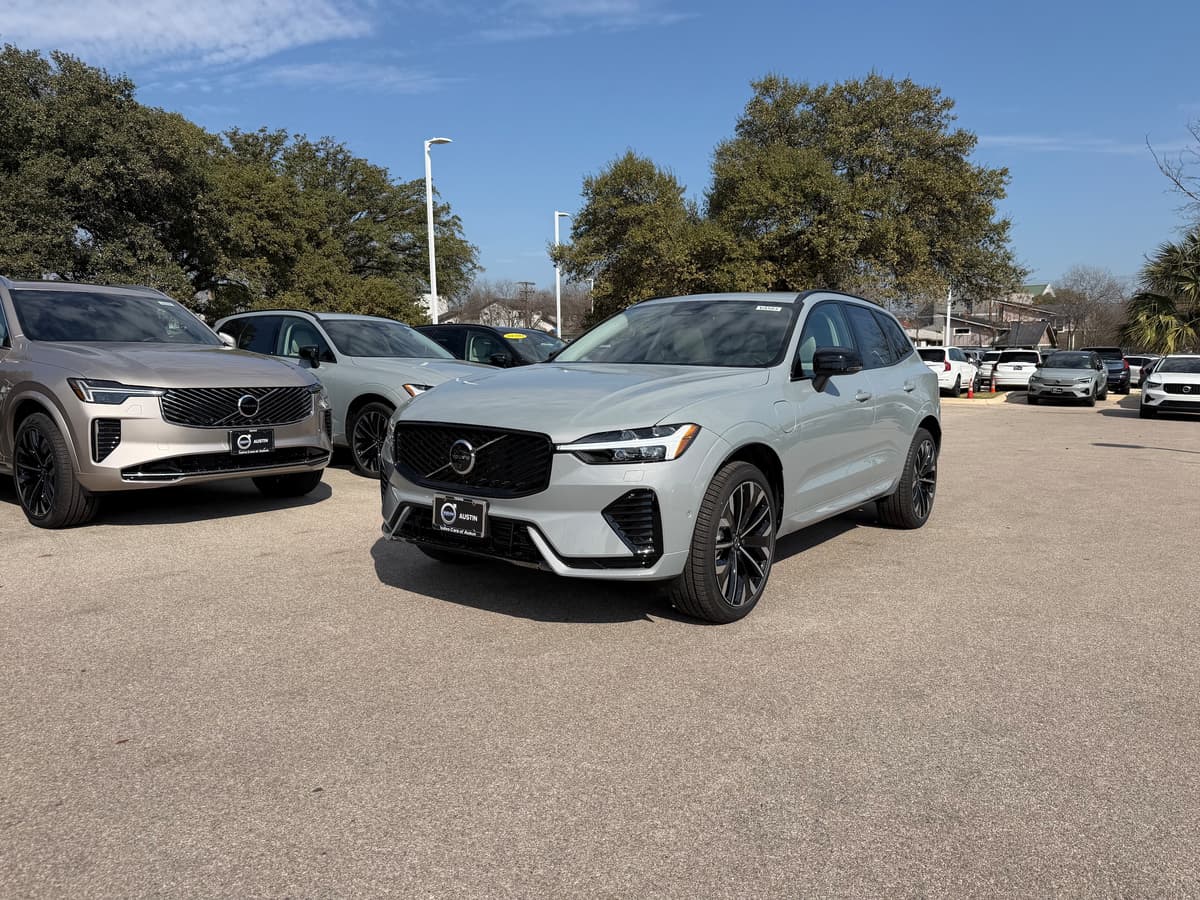 2026 Volvo XC60 plug-in hybrid - Image 2