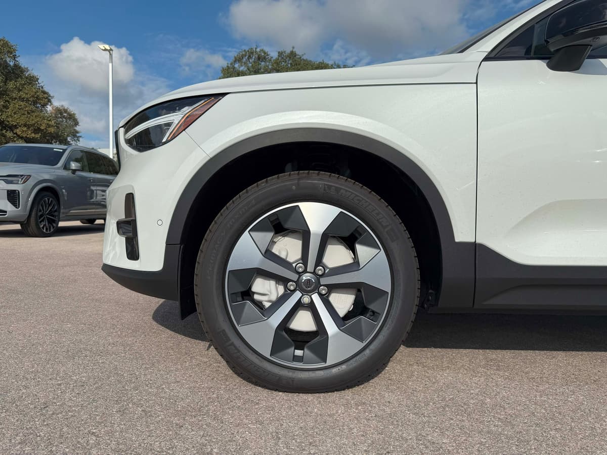 2026 Volvo XC40 - Image 10