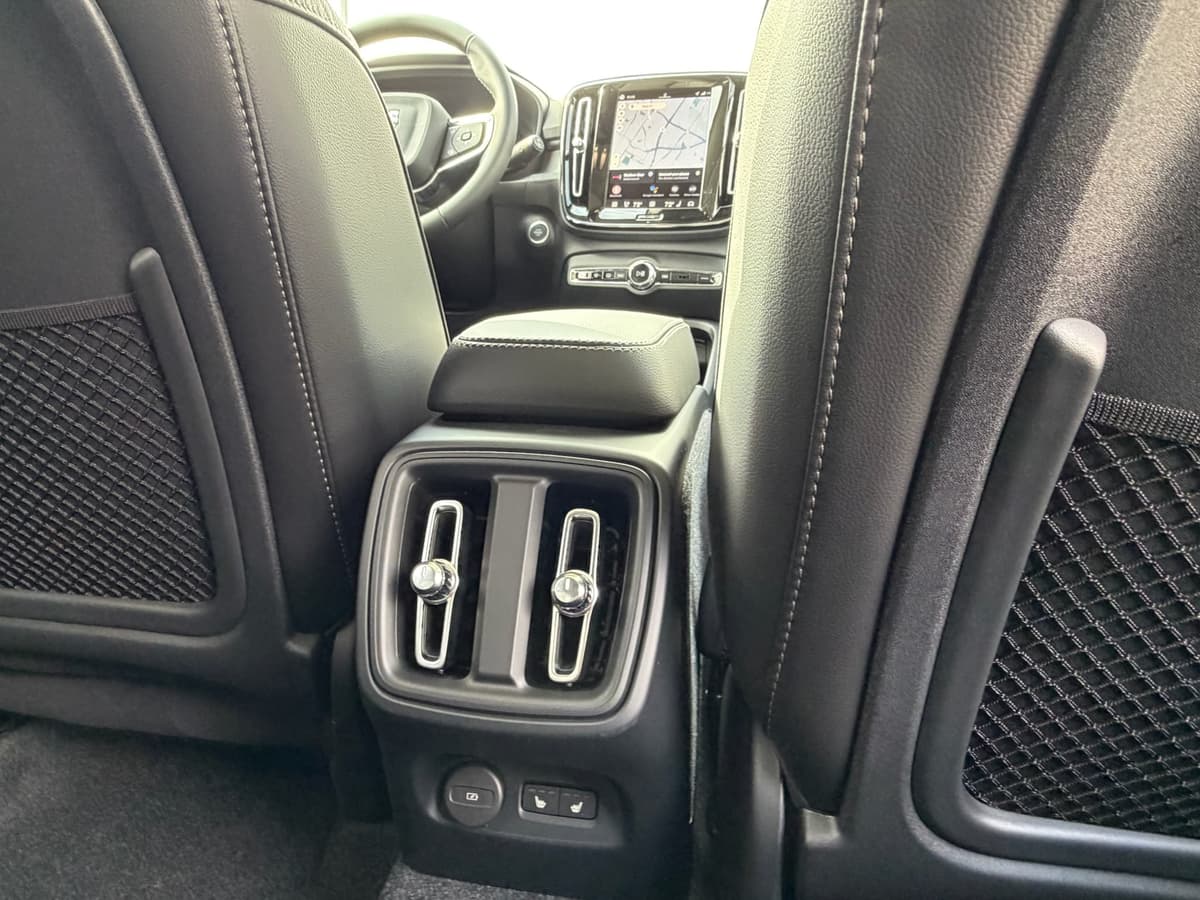 2026 Volvo XC40 - Image 11