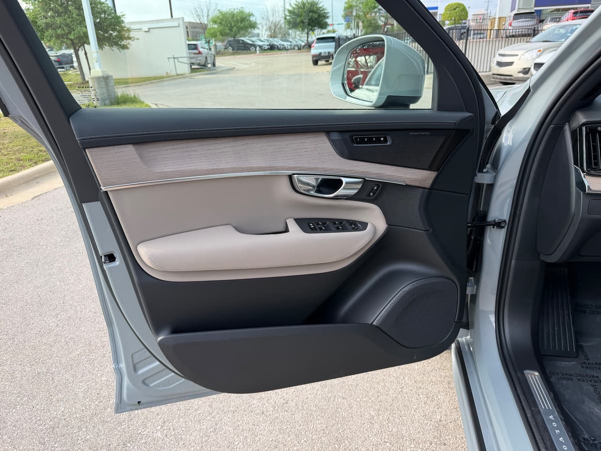 2026 Volvo XC90 plug-in hybrid - Image 18