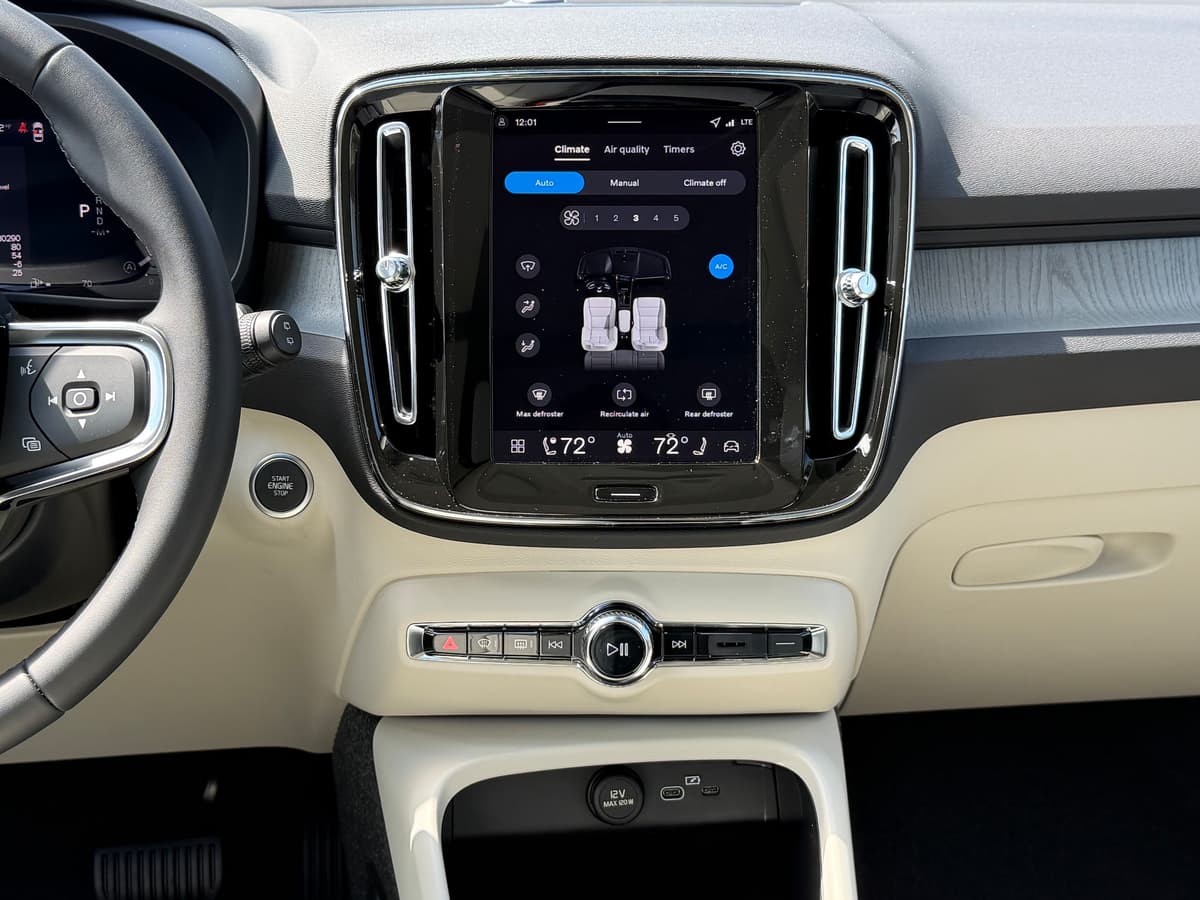 2026 Volvo XC40 - Image 12