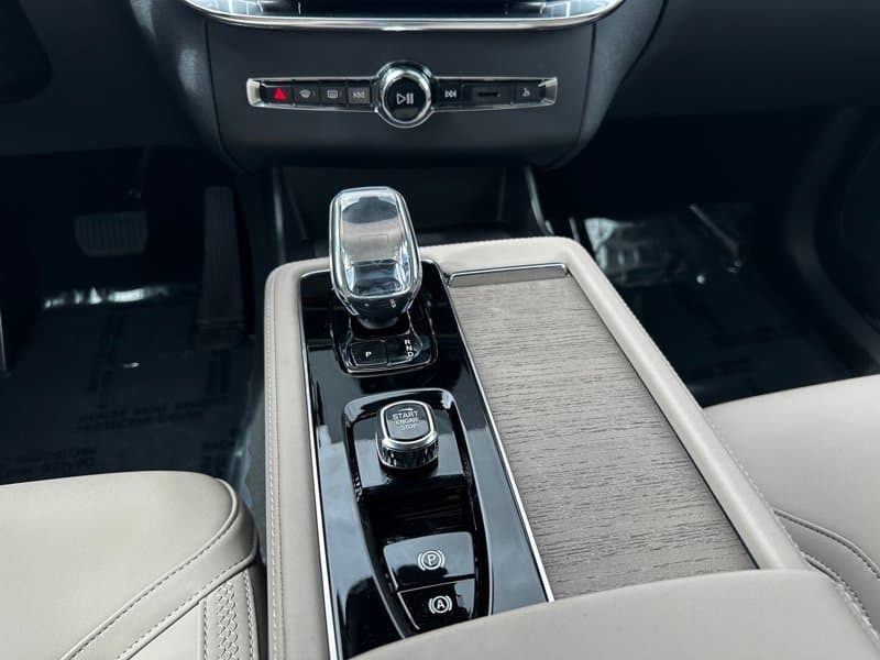 2025 Volvo XC90 plug-in hybrid - Image 14