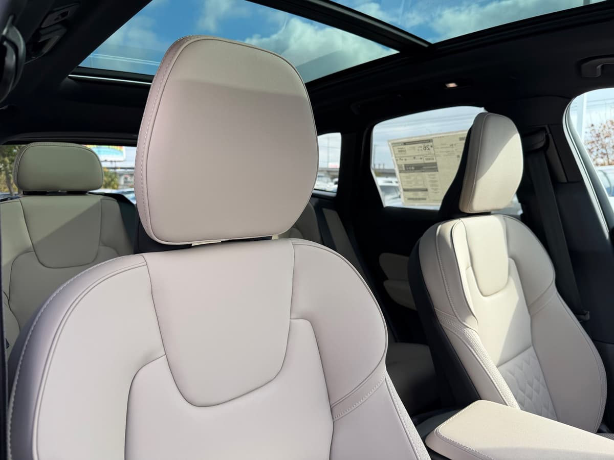 2026 Volvo XC60 - Image 9