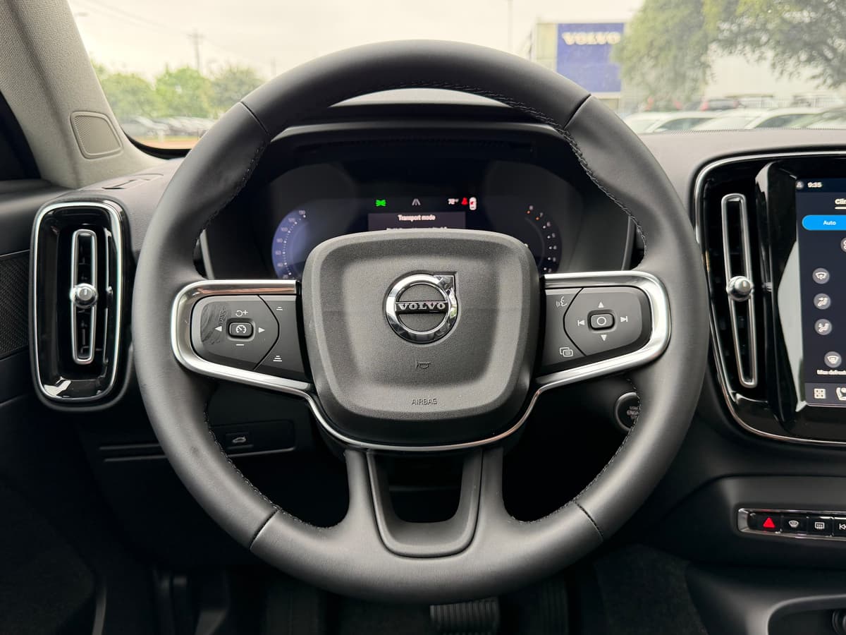 2026 Volvo XC40 - Image 13