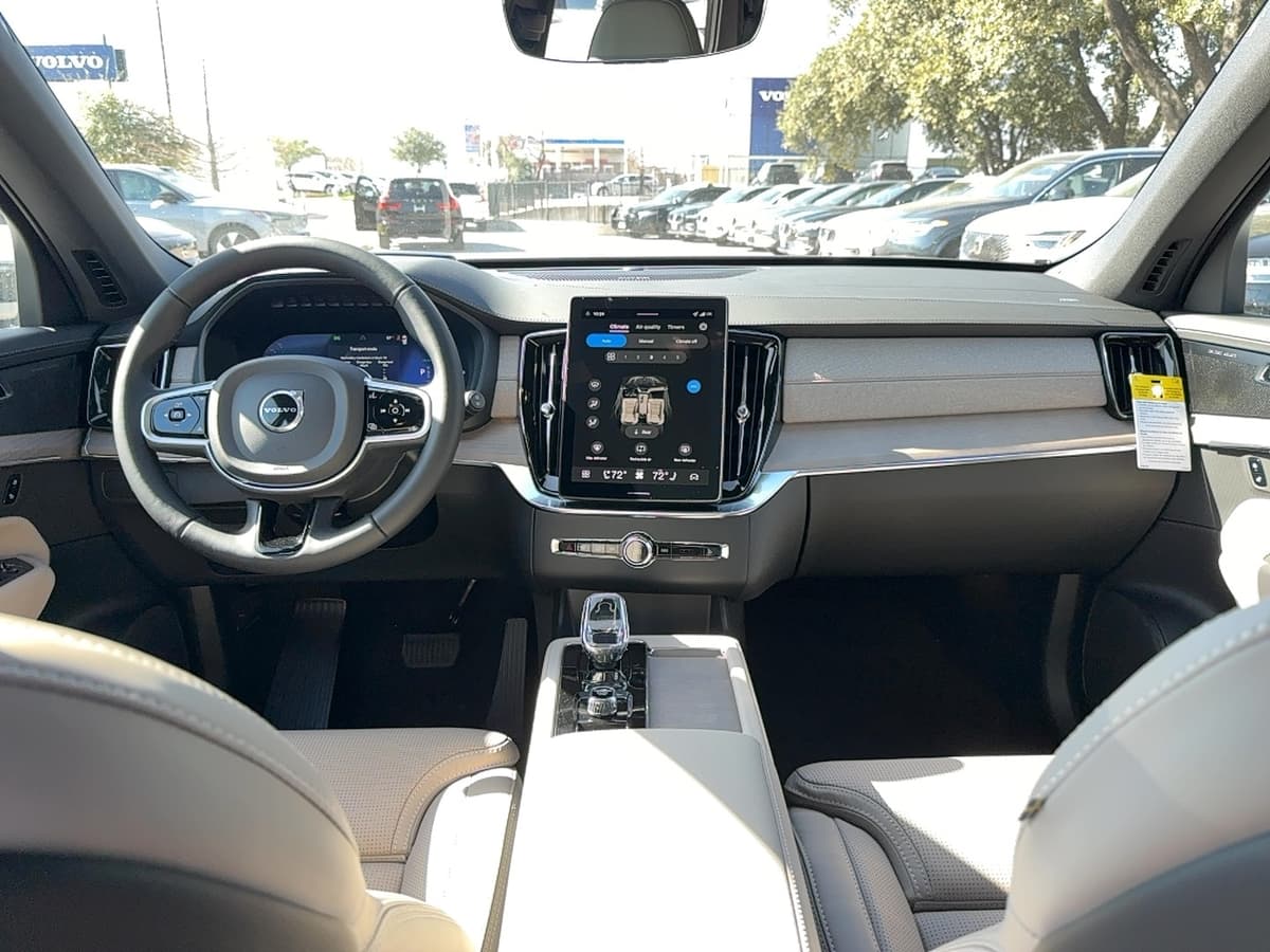 2026 Volvo XC90 plug-in hybrid - Image 18