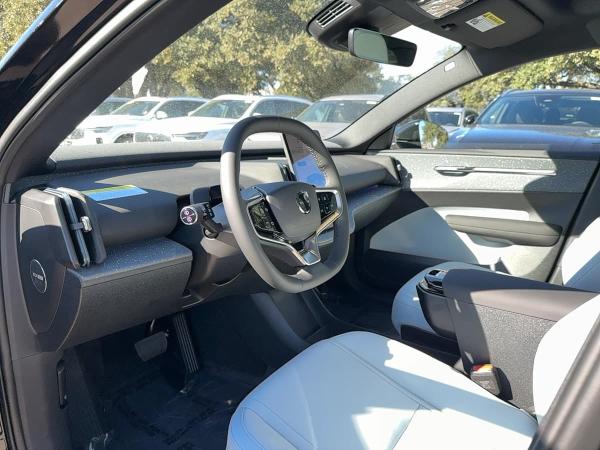 2026 Volvo EX30 - Image 12