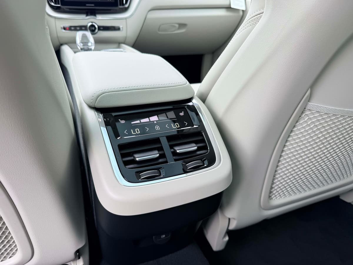 2026 Volvo XC60 - Image 16