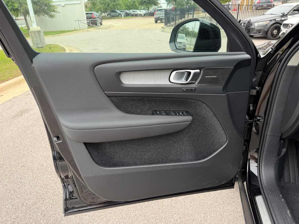 2026 Volvo XC40 - Image 15