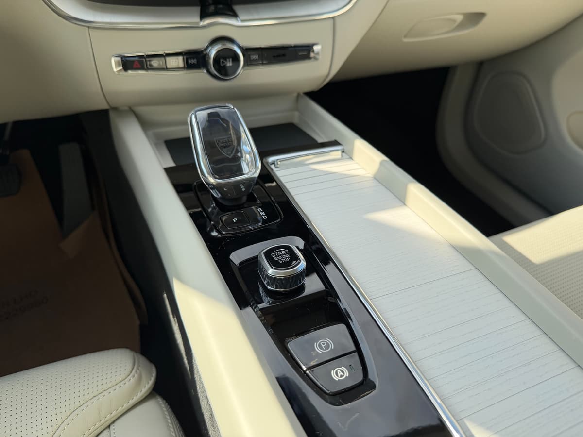 2026 Volvo XC60 plug-in hybrid - Image 13