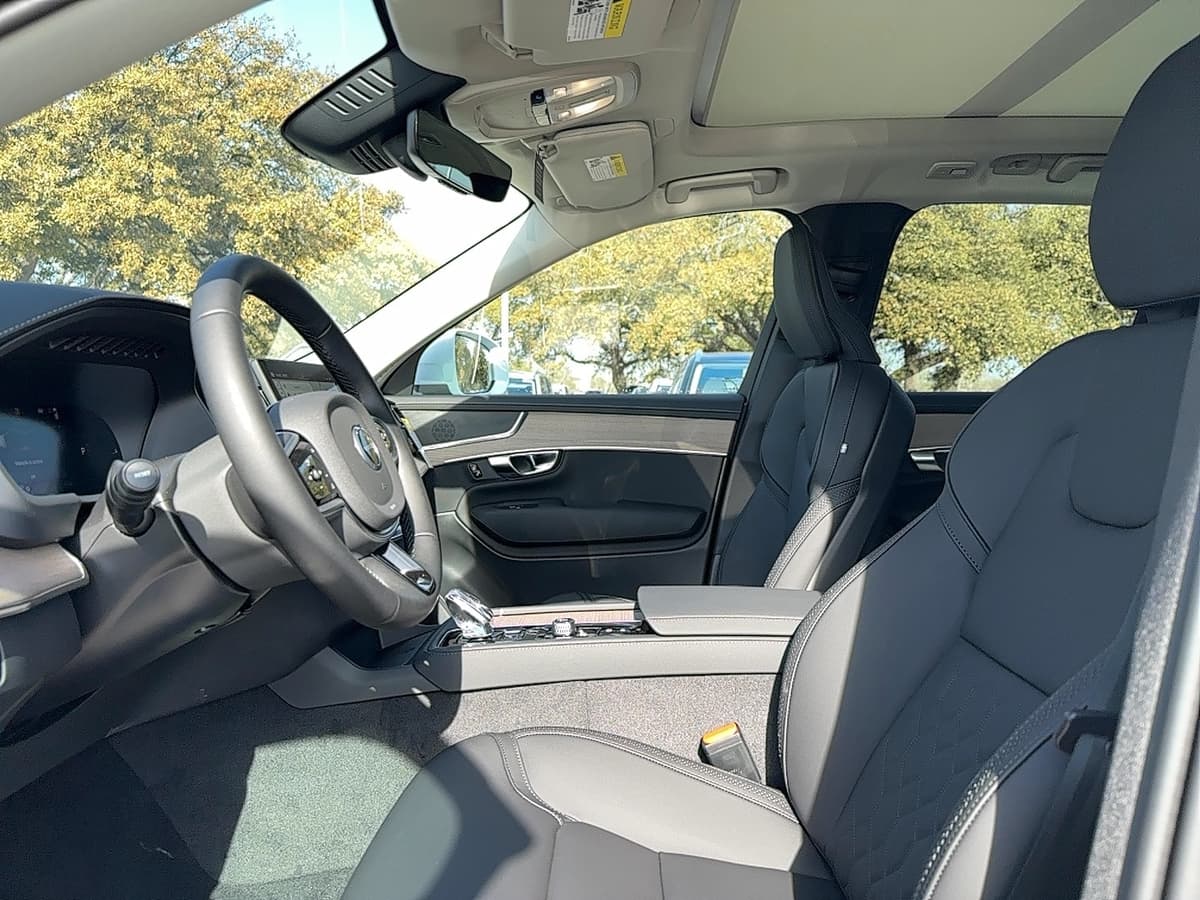 2025 Volvo XC90 plug-in hybrid - Image 11