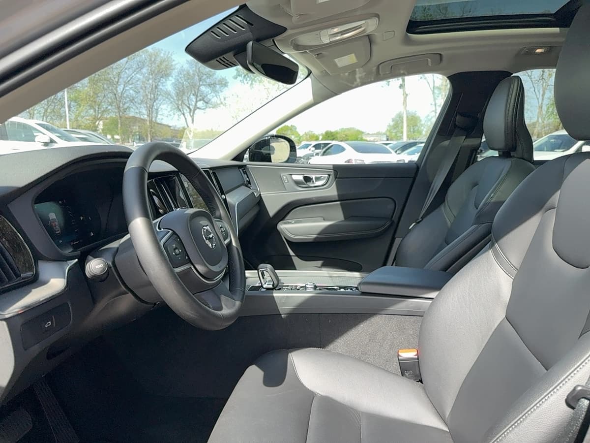 2025 Volvo XC60 - Image 13