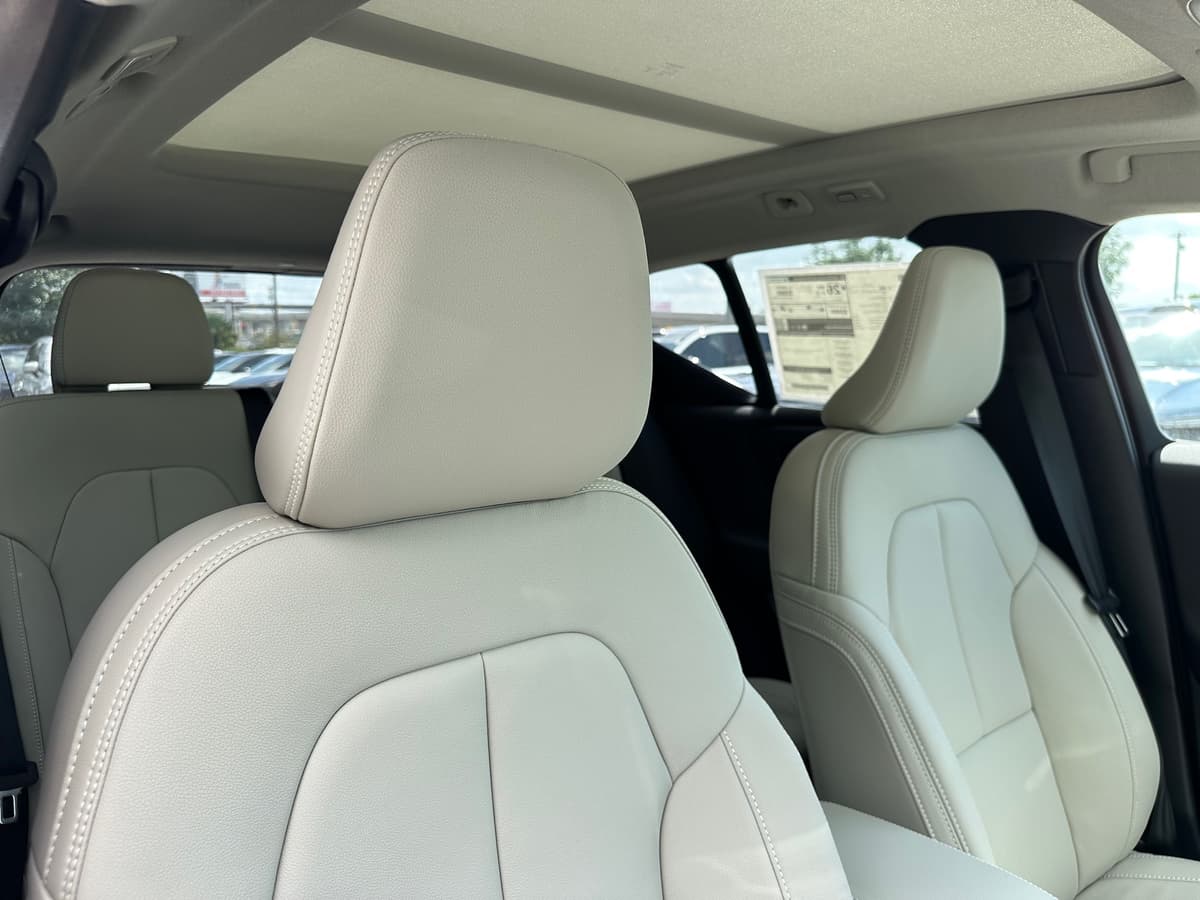 2026 Volvo XC40 - Image 9