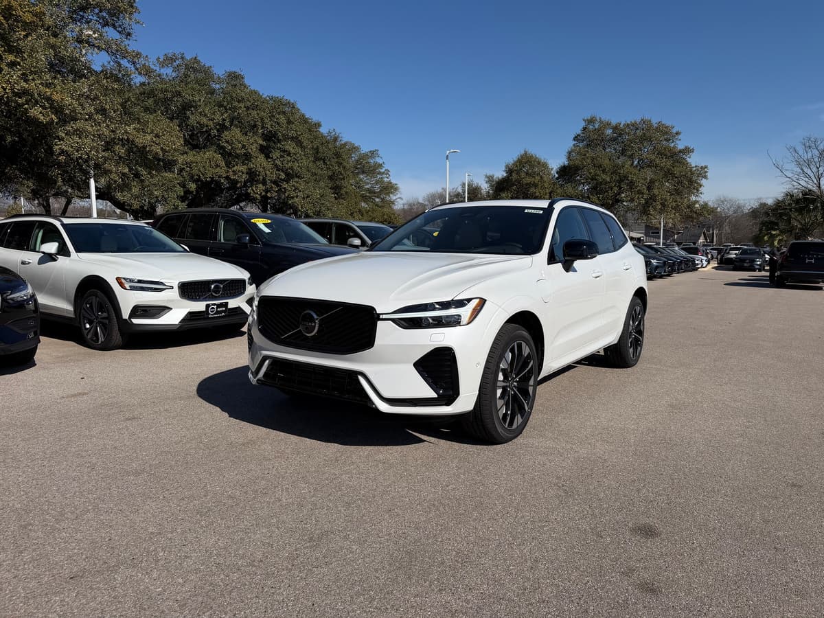 2026 Volvo XC60 plug-in hybrid - Image 2