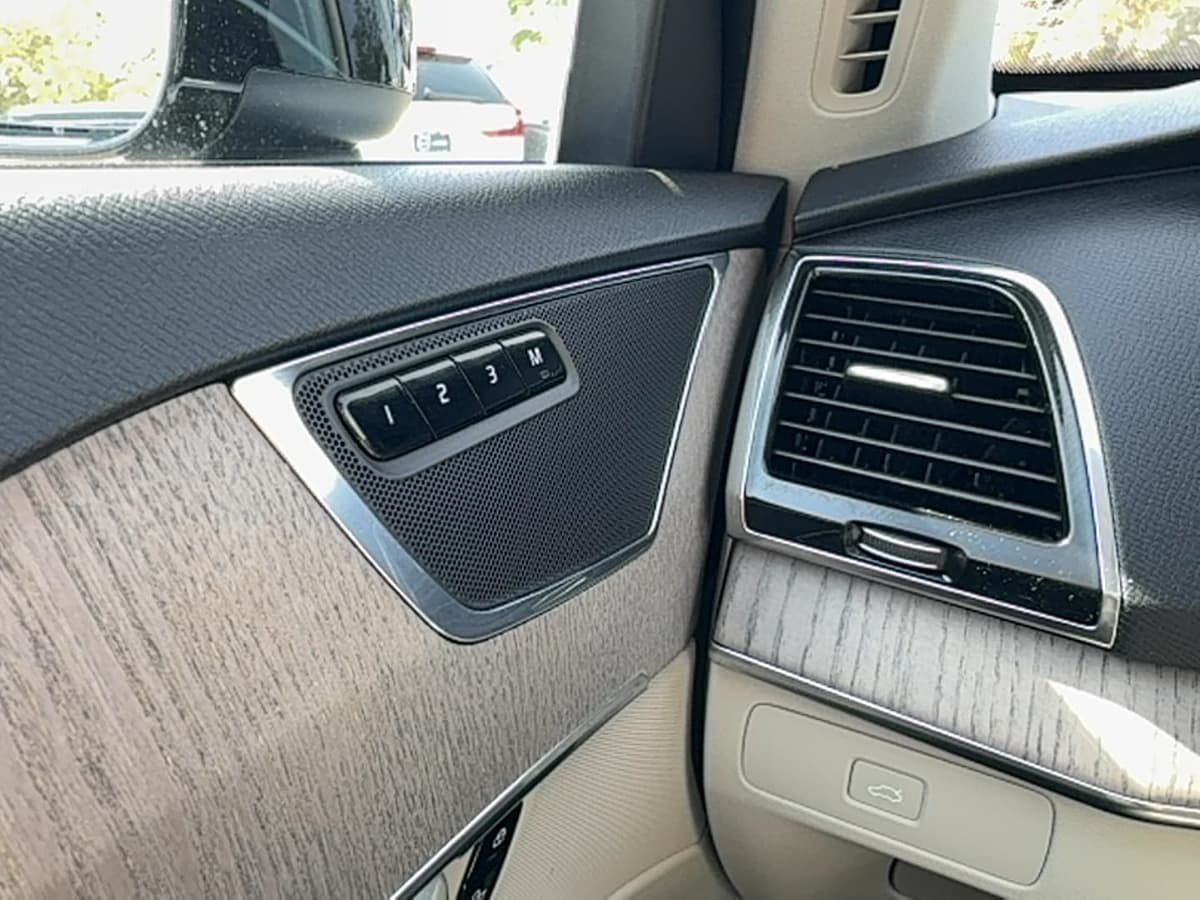 2023 Volvo XC90 - Image 16