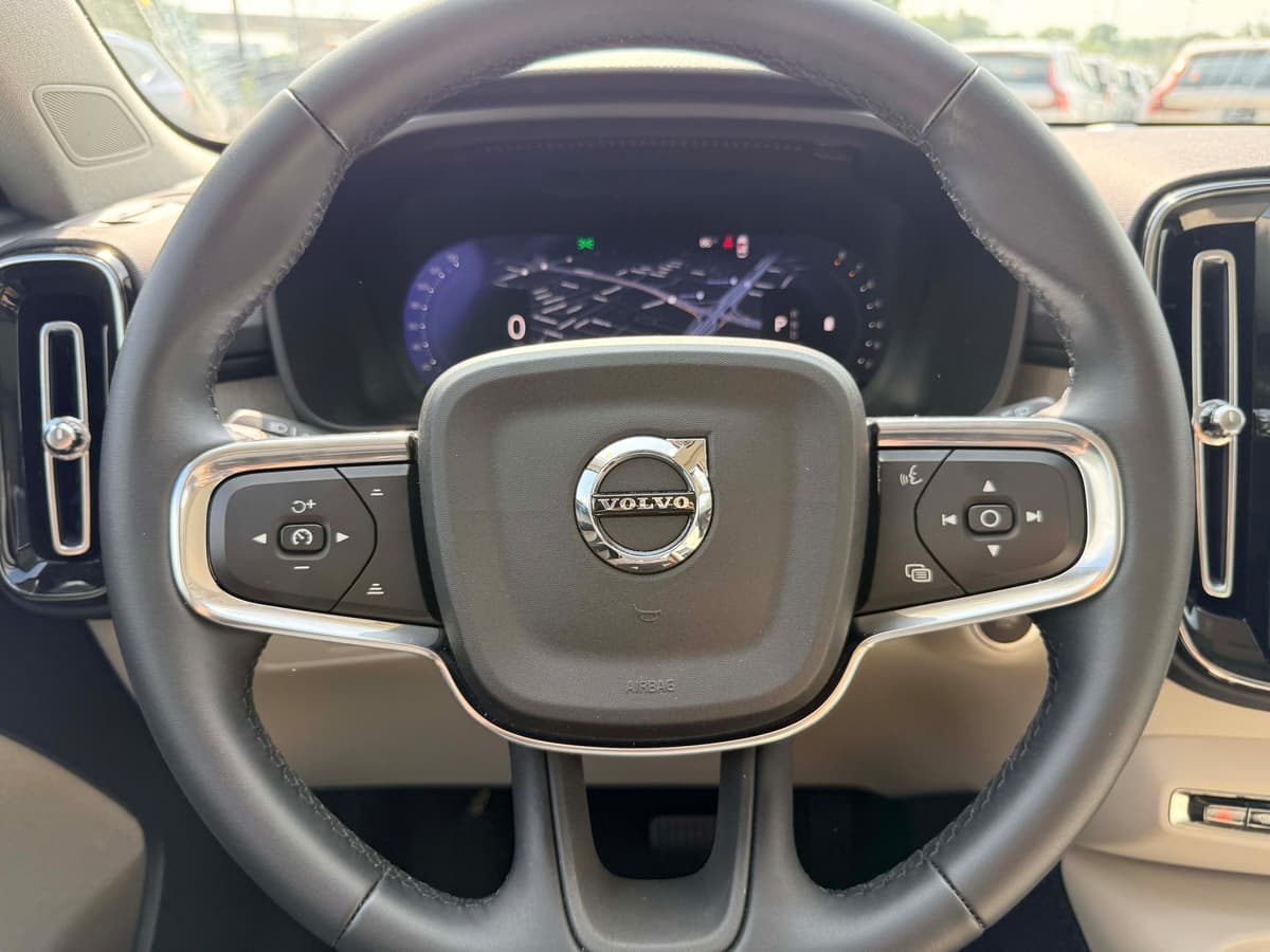 2026 Volvo XC40 - Image 14