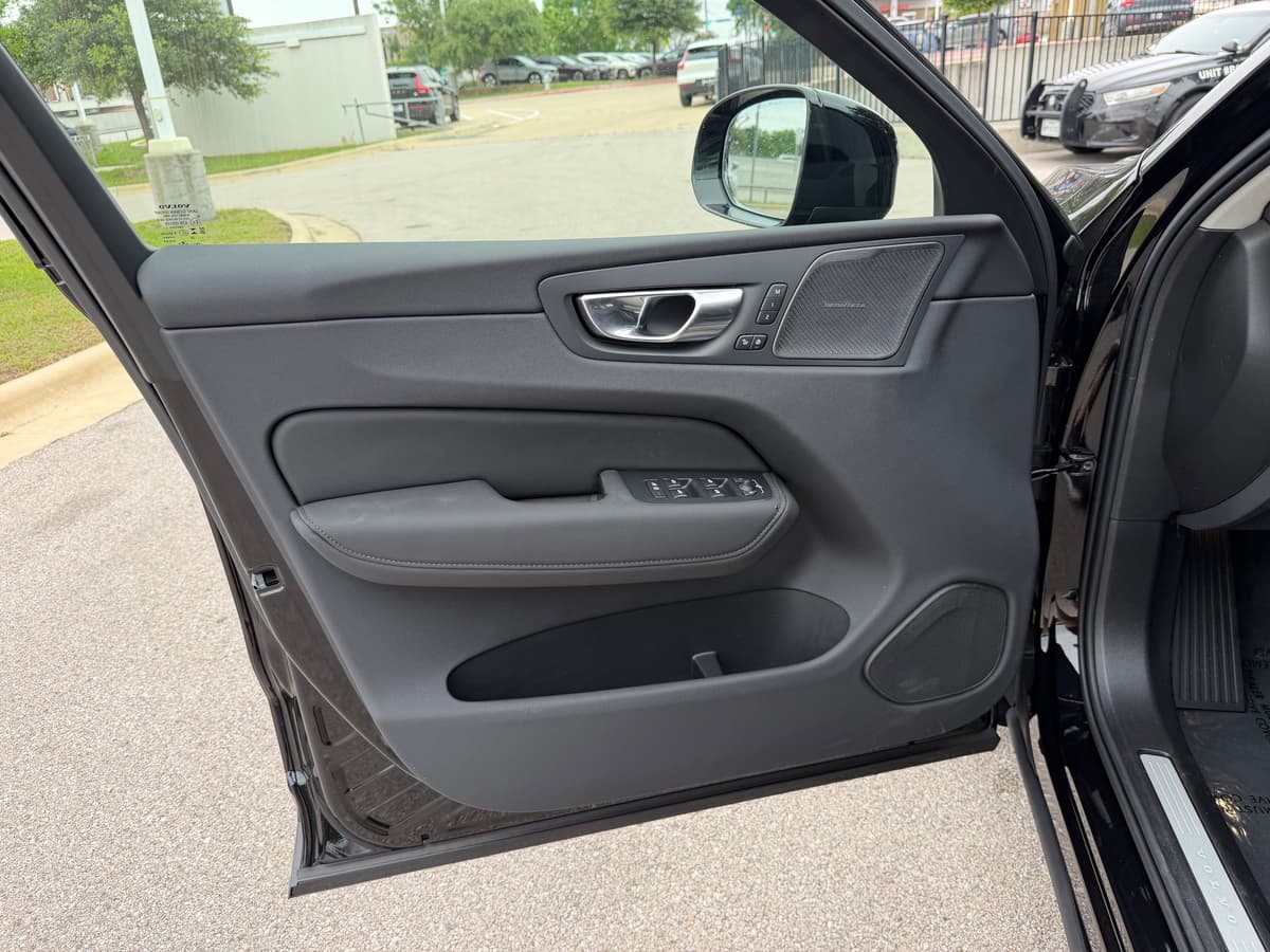2026 Volvo XC60 plug-in hybrid - Image 16
