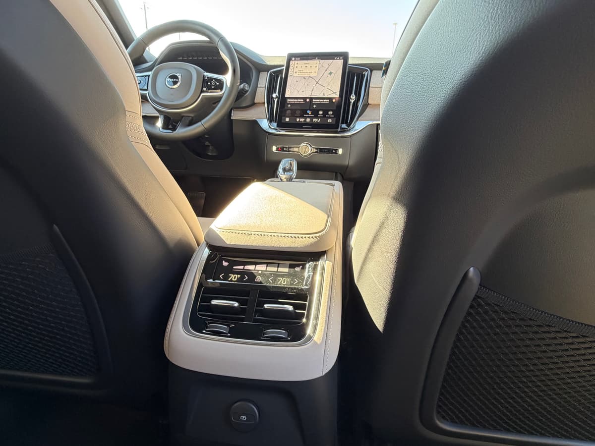 2026 Volvo XC90 plug-in hybrid - Image 11