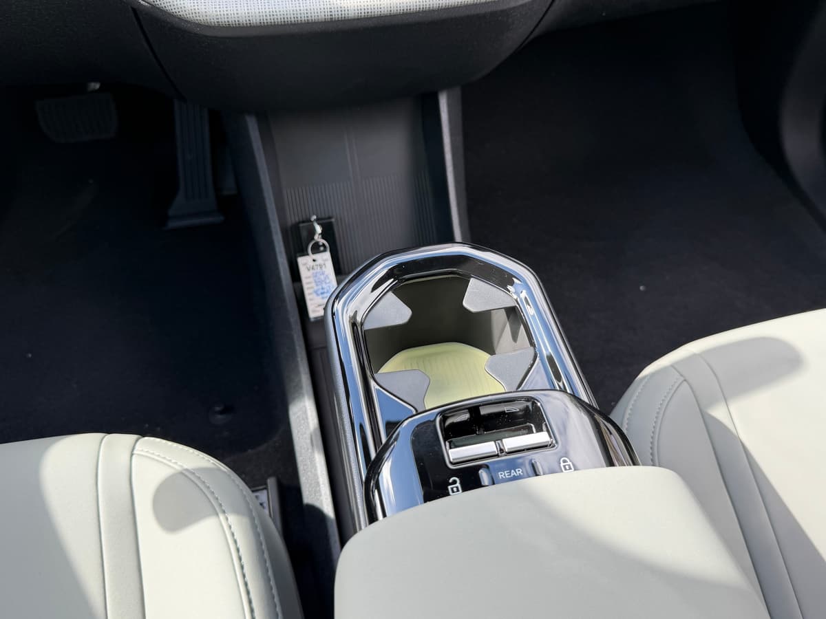 2026 Volvo EX30 - Image 13