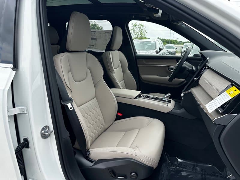 2025 Volvo XC90 plug-in hybrid - Image 8