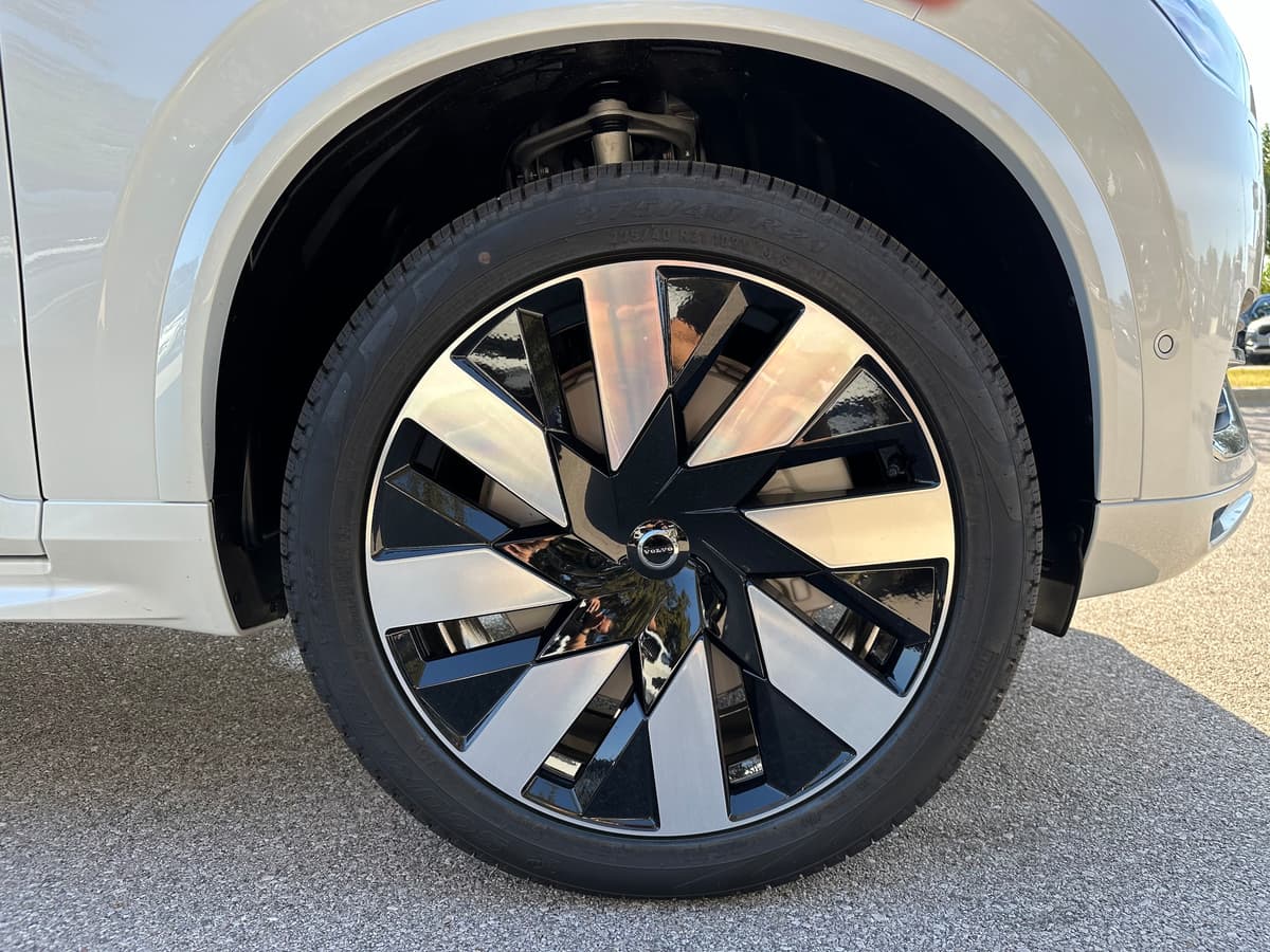 2025 Volvo XC90 plug-in hybrid - Image 7